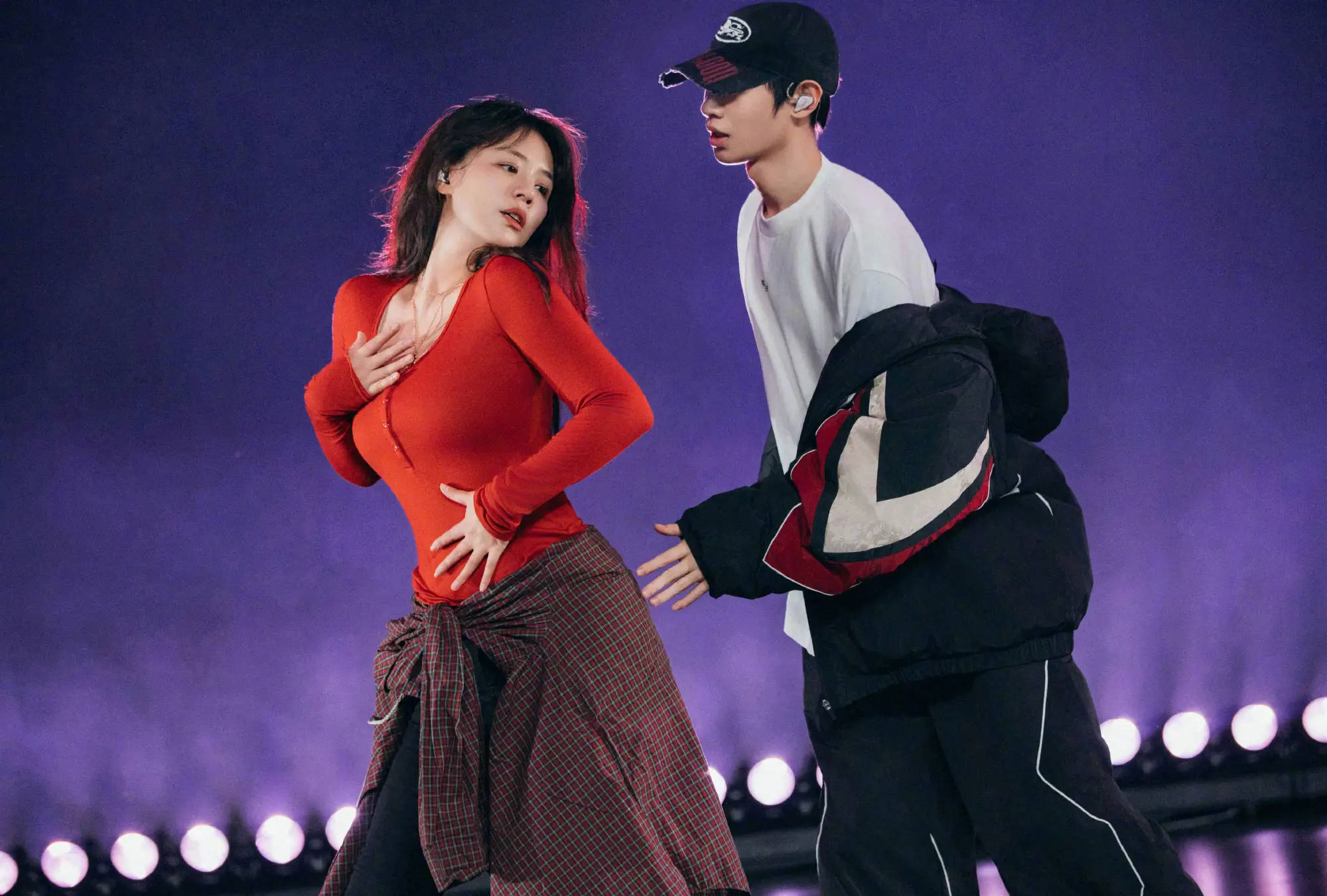 马念念纯晒与黄明昊合照！穿红色紧身上衣秀性感体魄