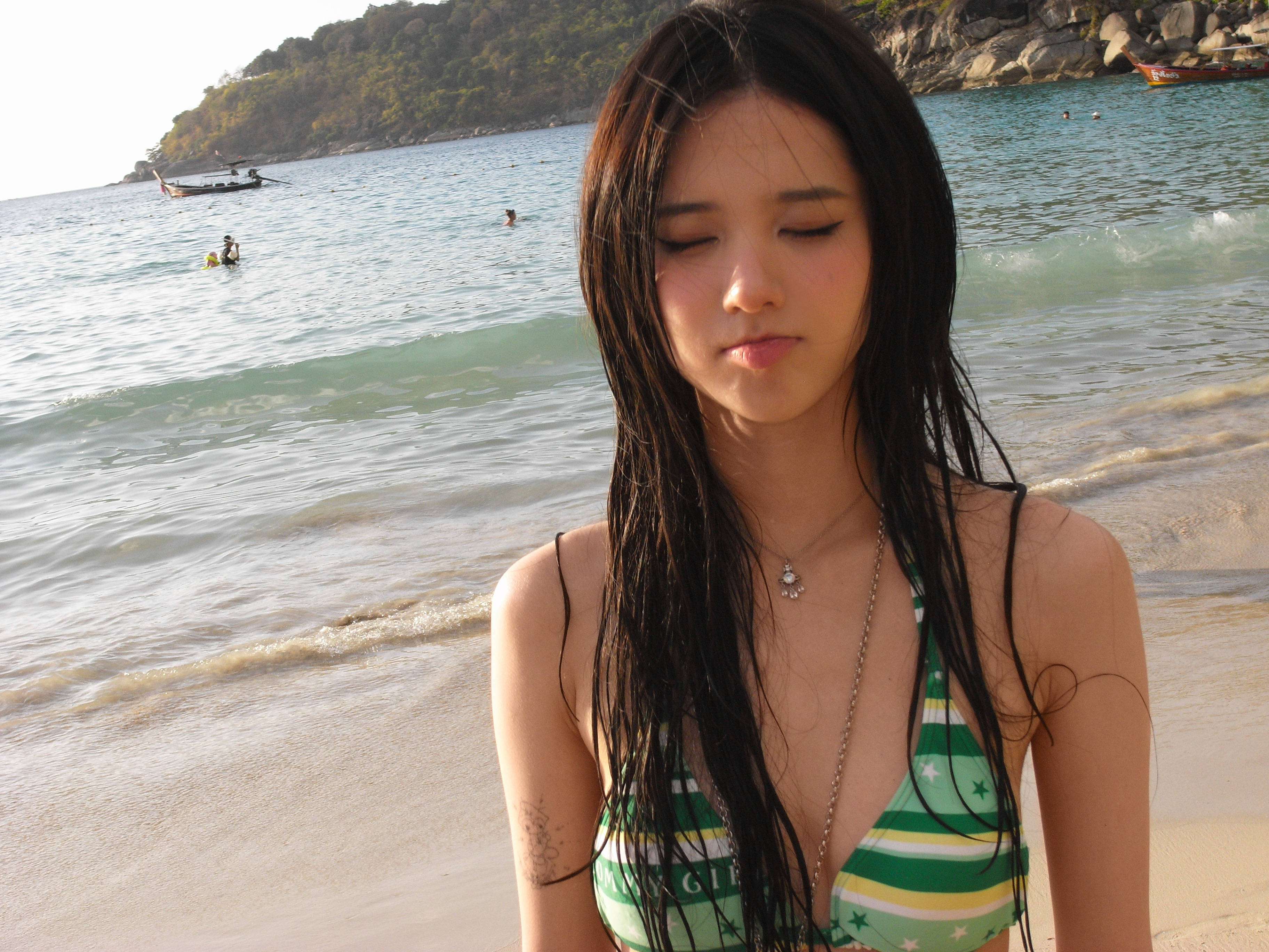 井川里予晒比基尼度假照 黑发披肩纯欲动东谈主