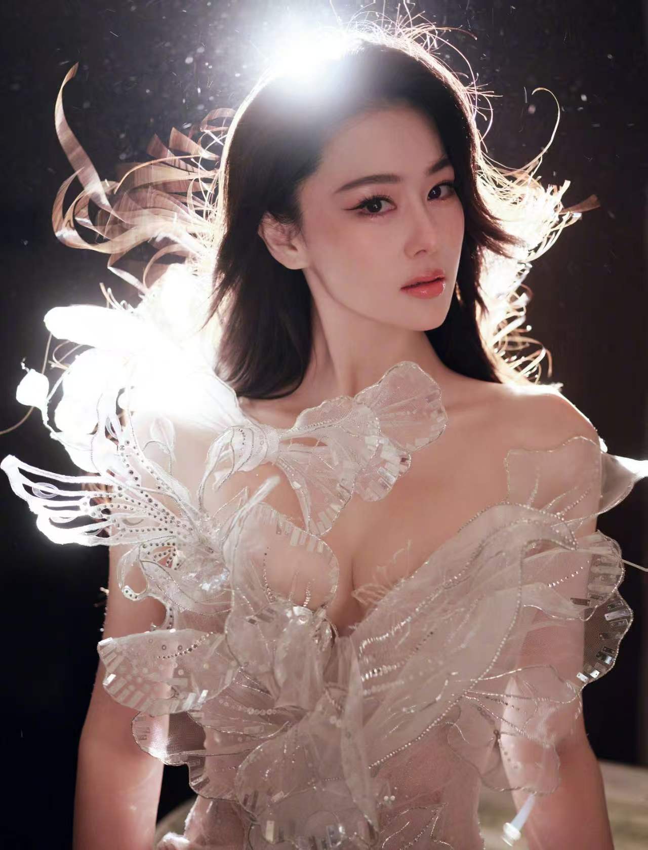 张馨予穿蝴蝶纱裙勾画好意思满体魄 目光阴凉又柔媚