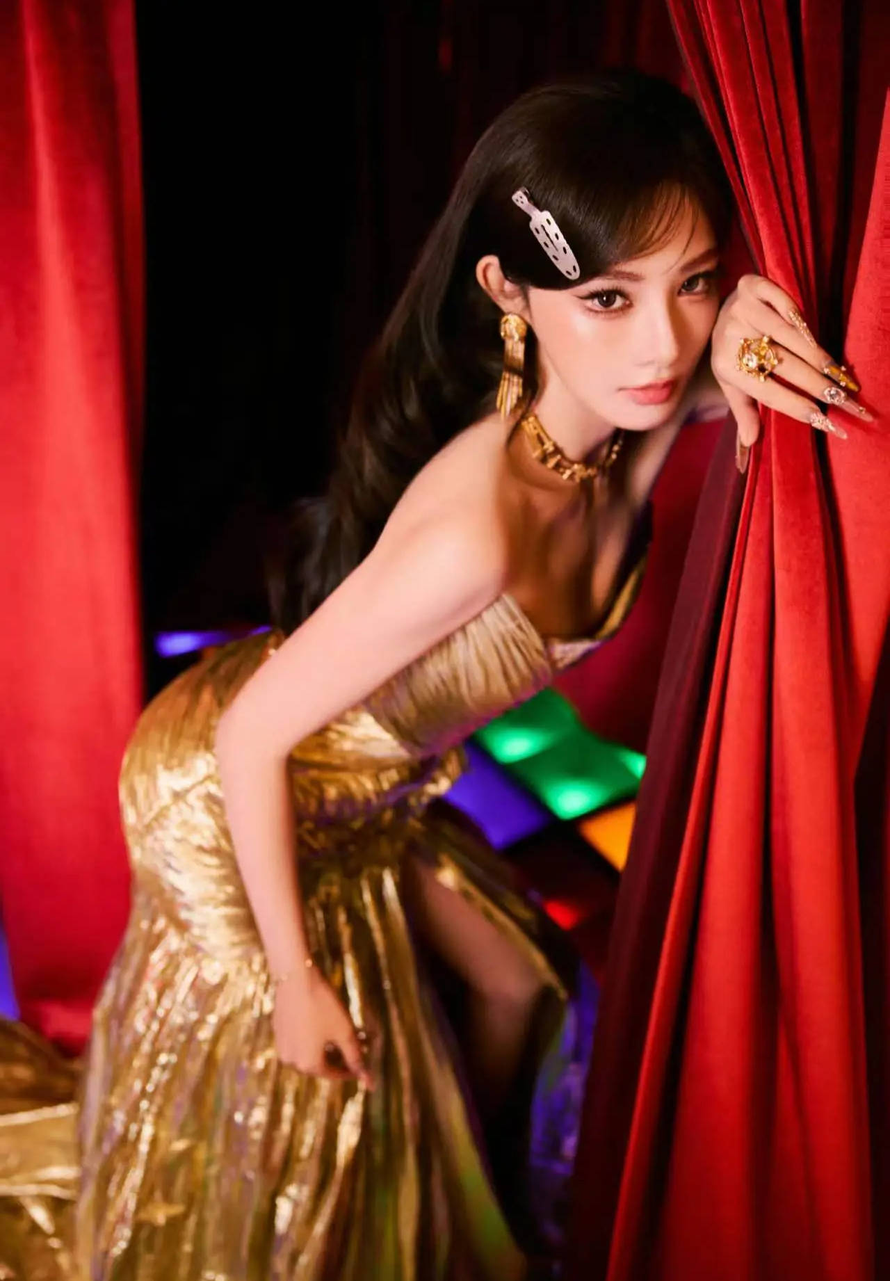 彭小苒穿抹胸礼裙明艳夺目 维握发卡点缀俏皮贵气