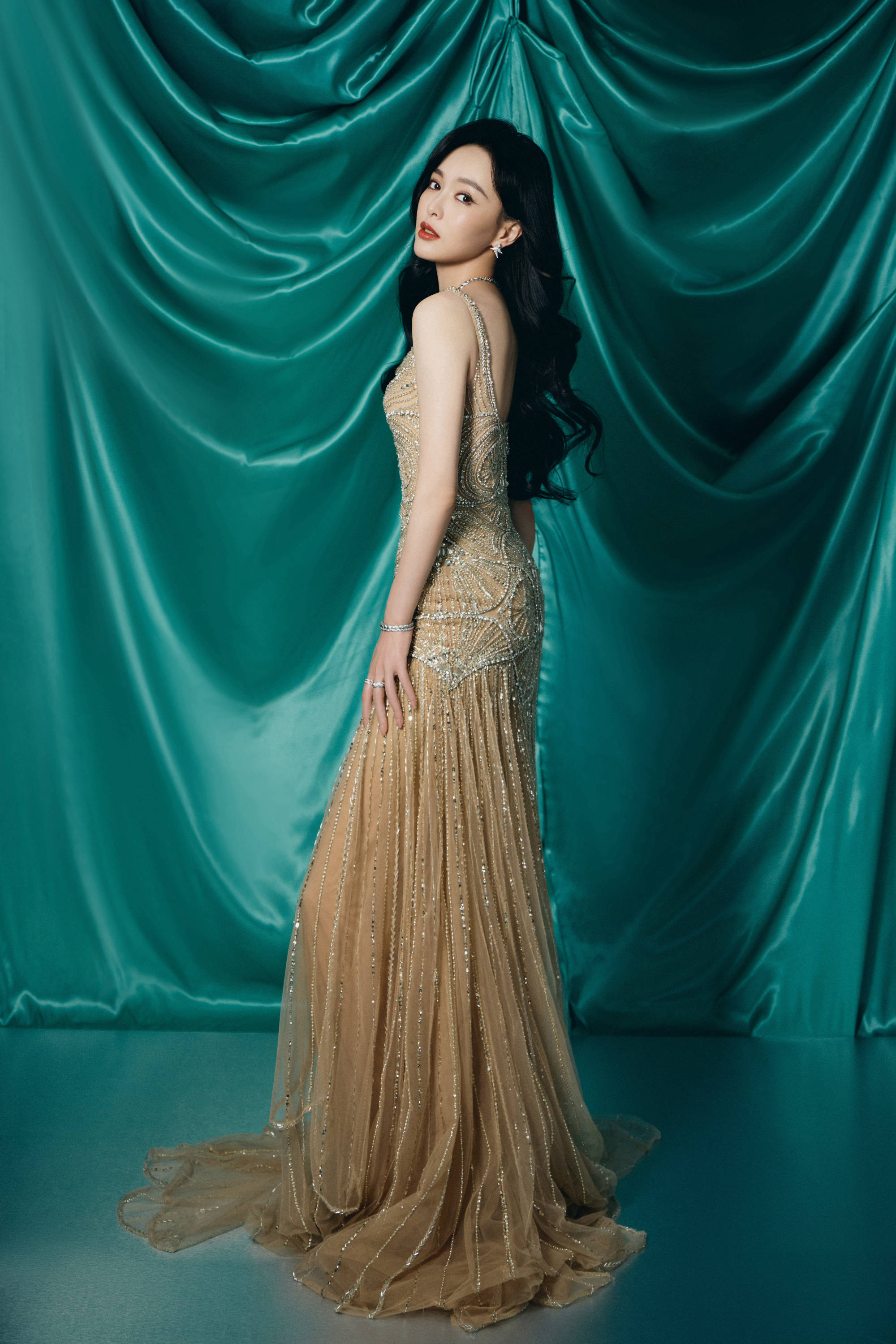 唐嫣穿镶钻吊带能干迷东谈主 笑貌甜好意思面若桃花气色好