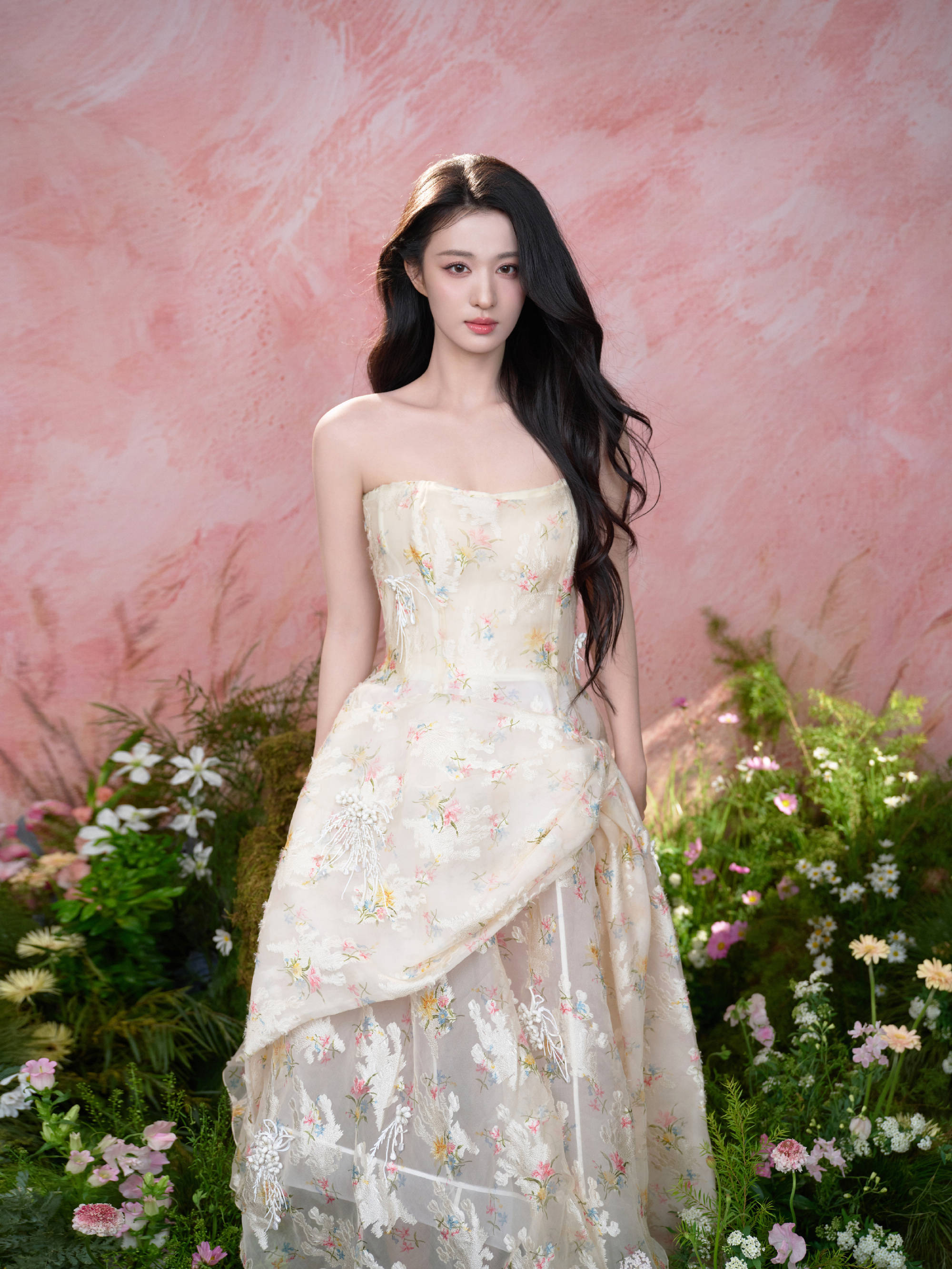 王楚然春日氛围感大片曝光！穿印花裙化身甜好意思仙女