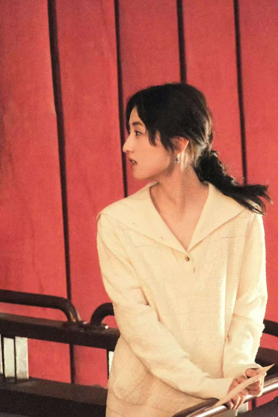 张子枫素色诚恳衬得眉眼干净 低马尾尽显文艺气质