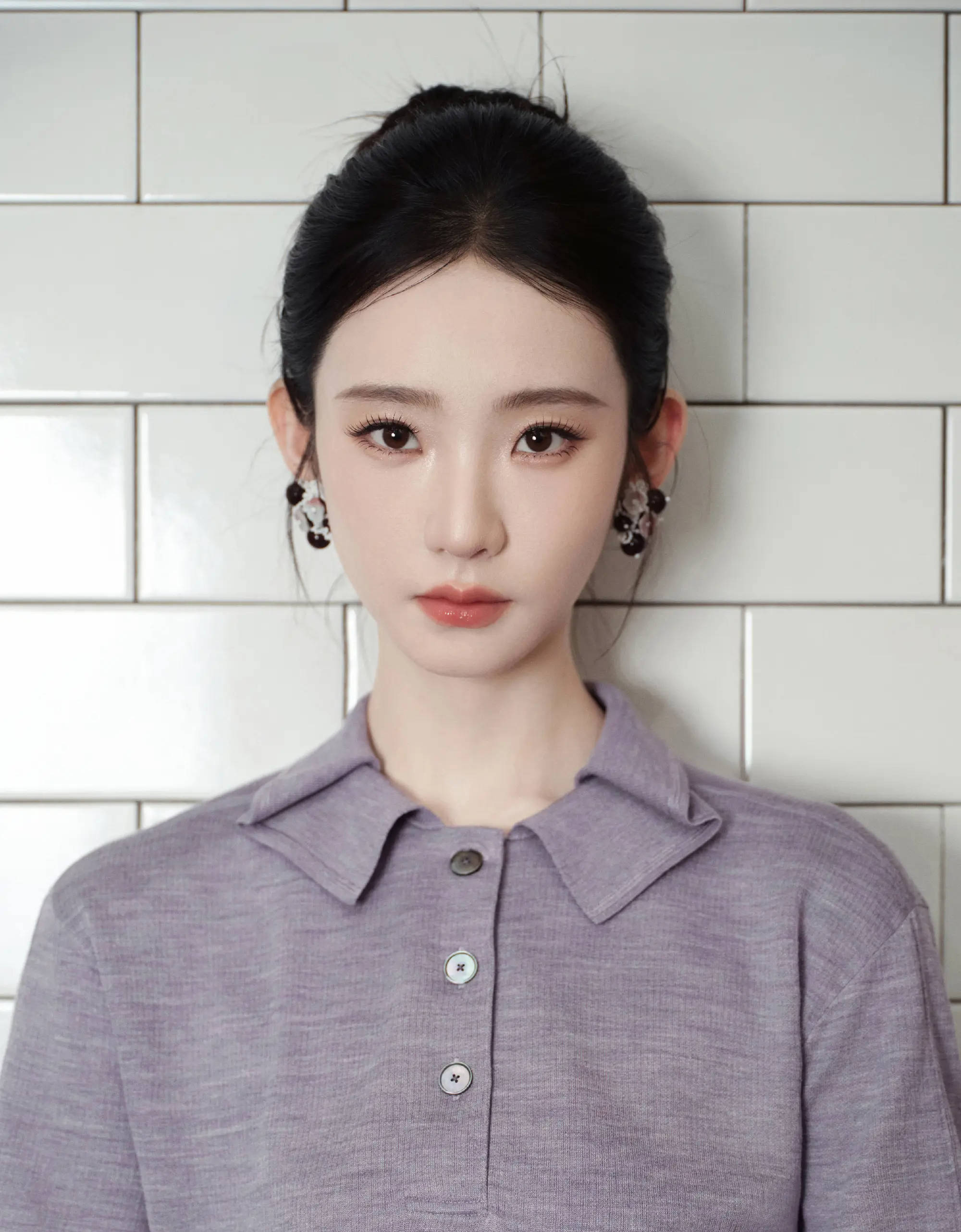 张艺凡穿浅紫上衣与深棕长裙 妆容清透优雅又寒冷