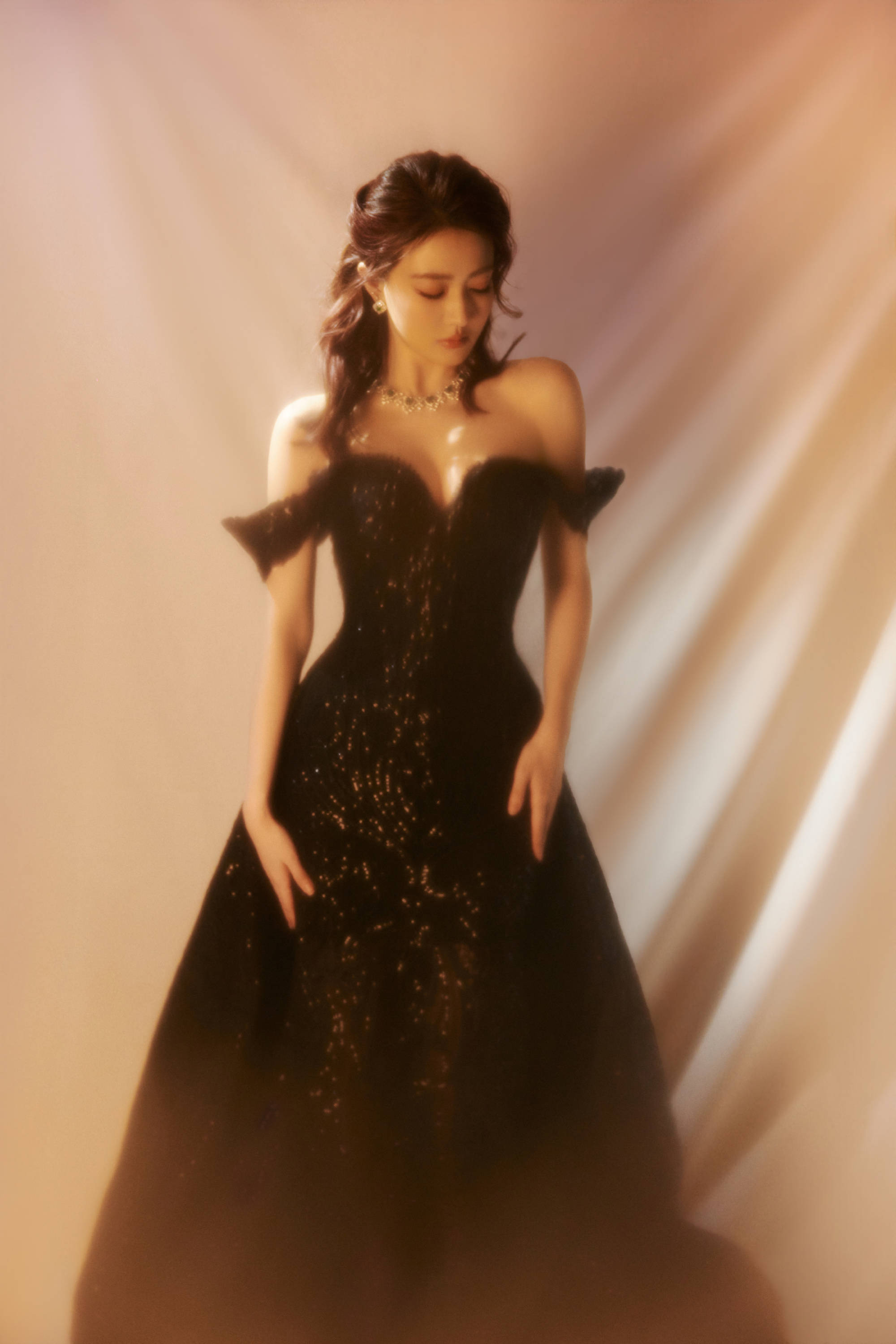 徐璐穿玄色亮片抹胸裙秀好躯壳！宛若性感油画女郎