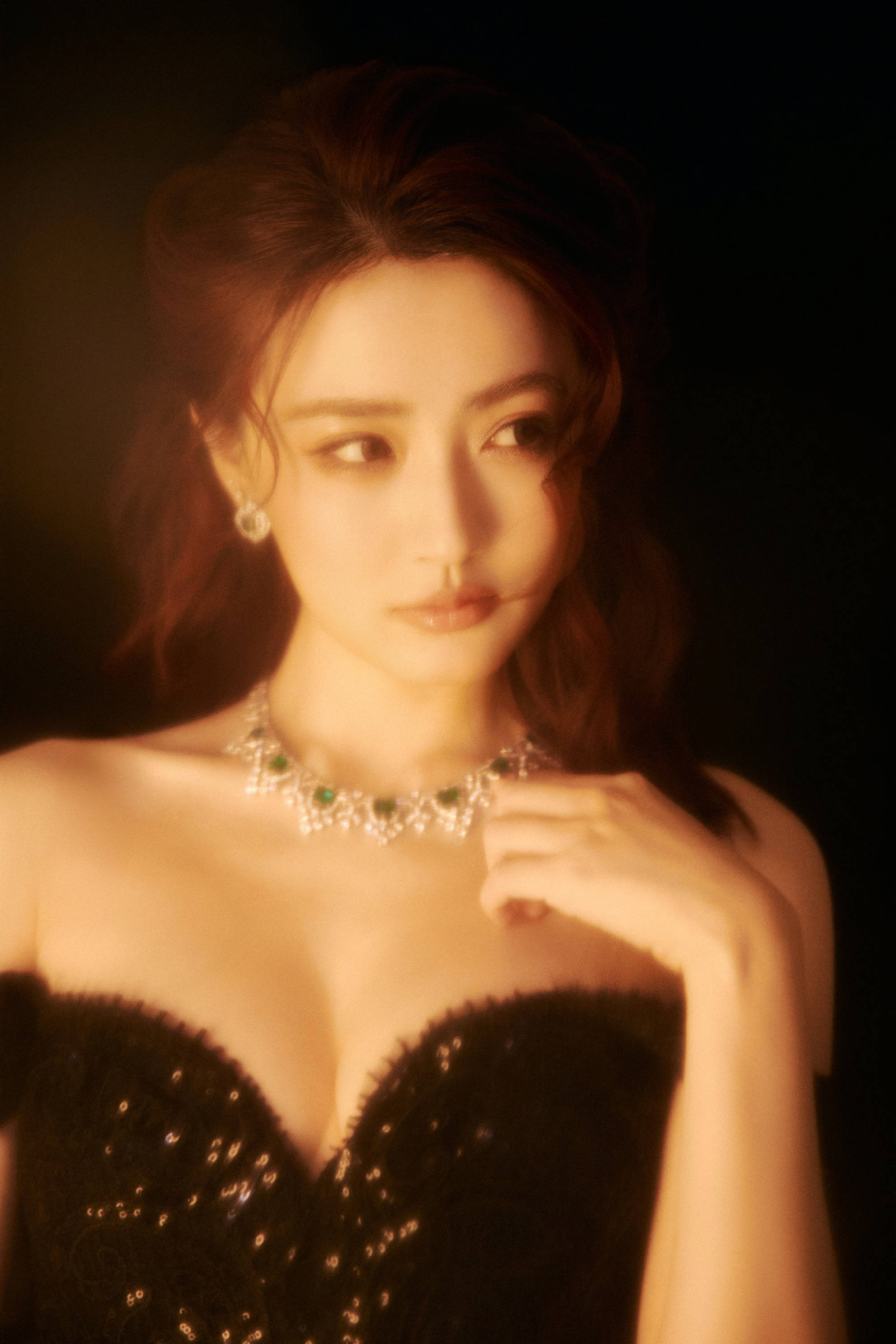 徐璐穿玄色亮片抹胸裙秀好躯壳！宛若性感油画女郎