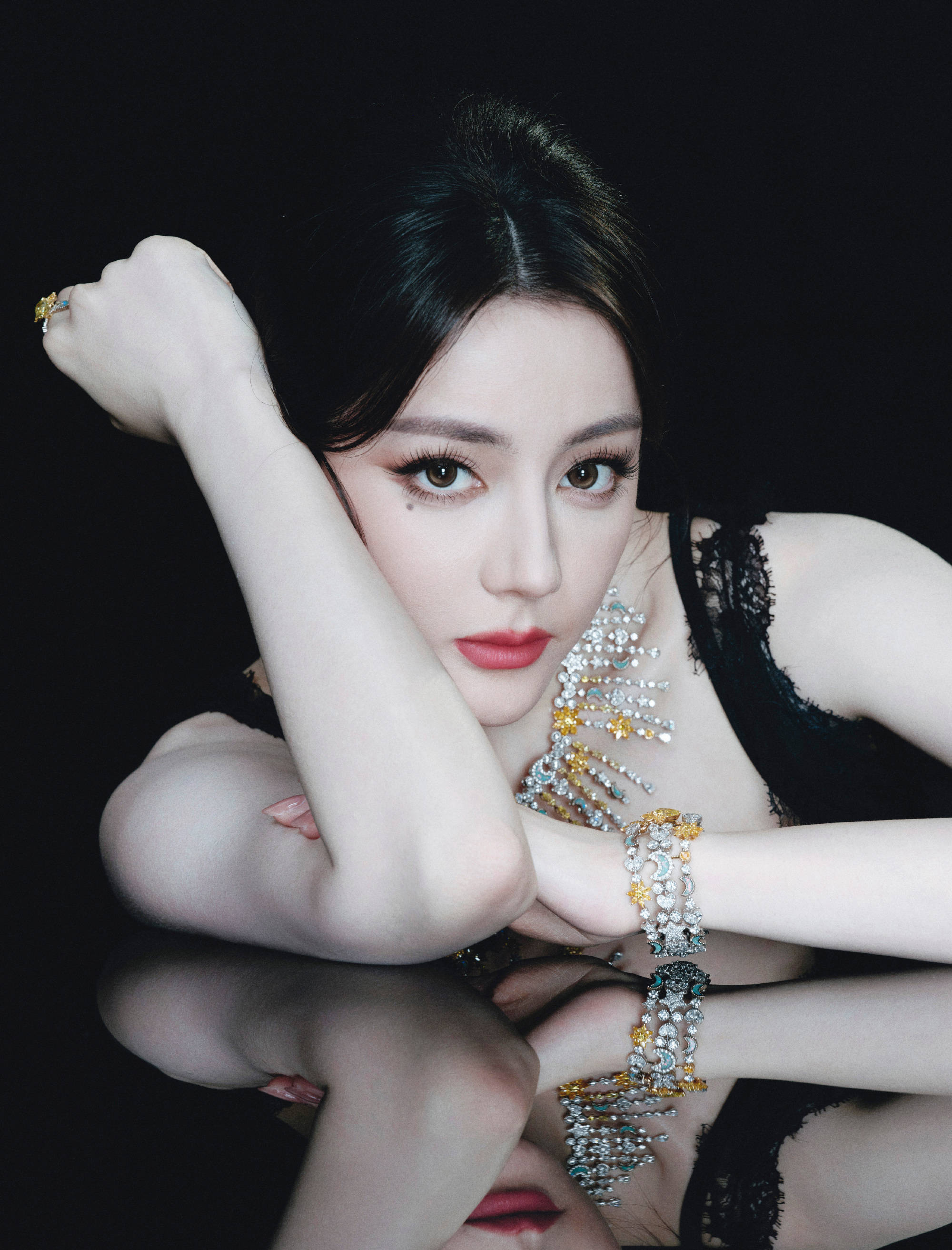 迪丽热巴穿黑蕾丝裙性感柔媚 戴钻石首饰丽都看重