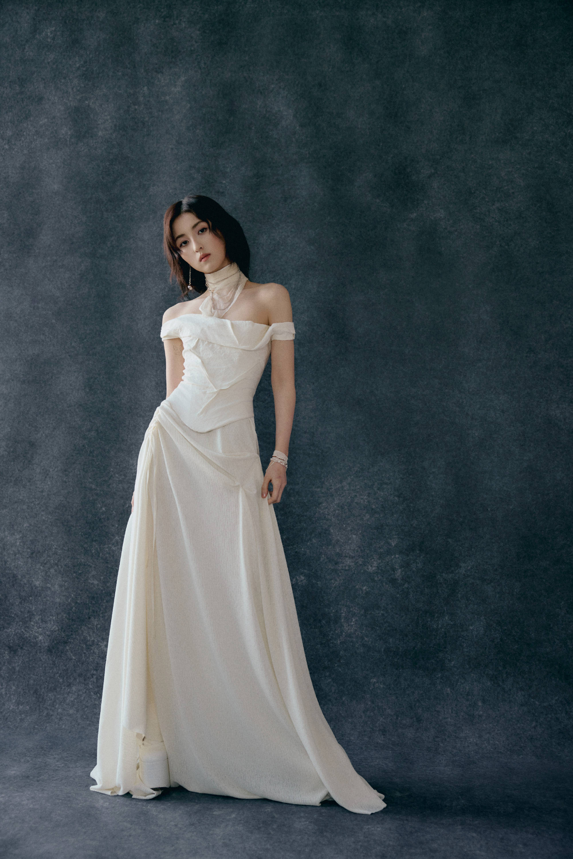 张子枫穿一字肩长裙秘籍矜贵 垂眸千里想似女神驾临