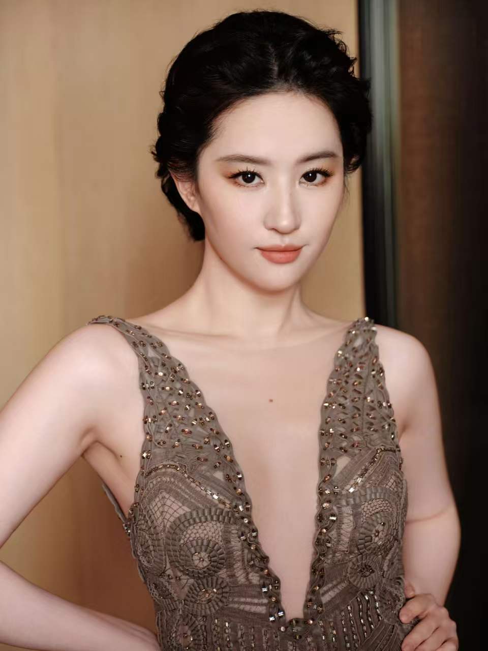刘亦菲穿深V露背裙装 盘流配钻饰尽显优雅矜贵气质