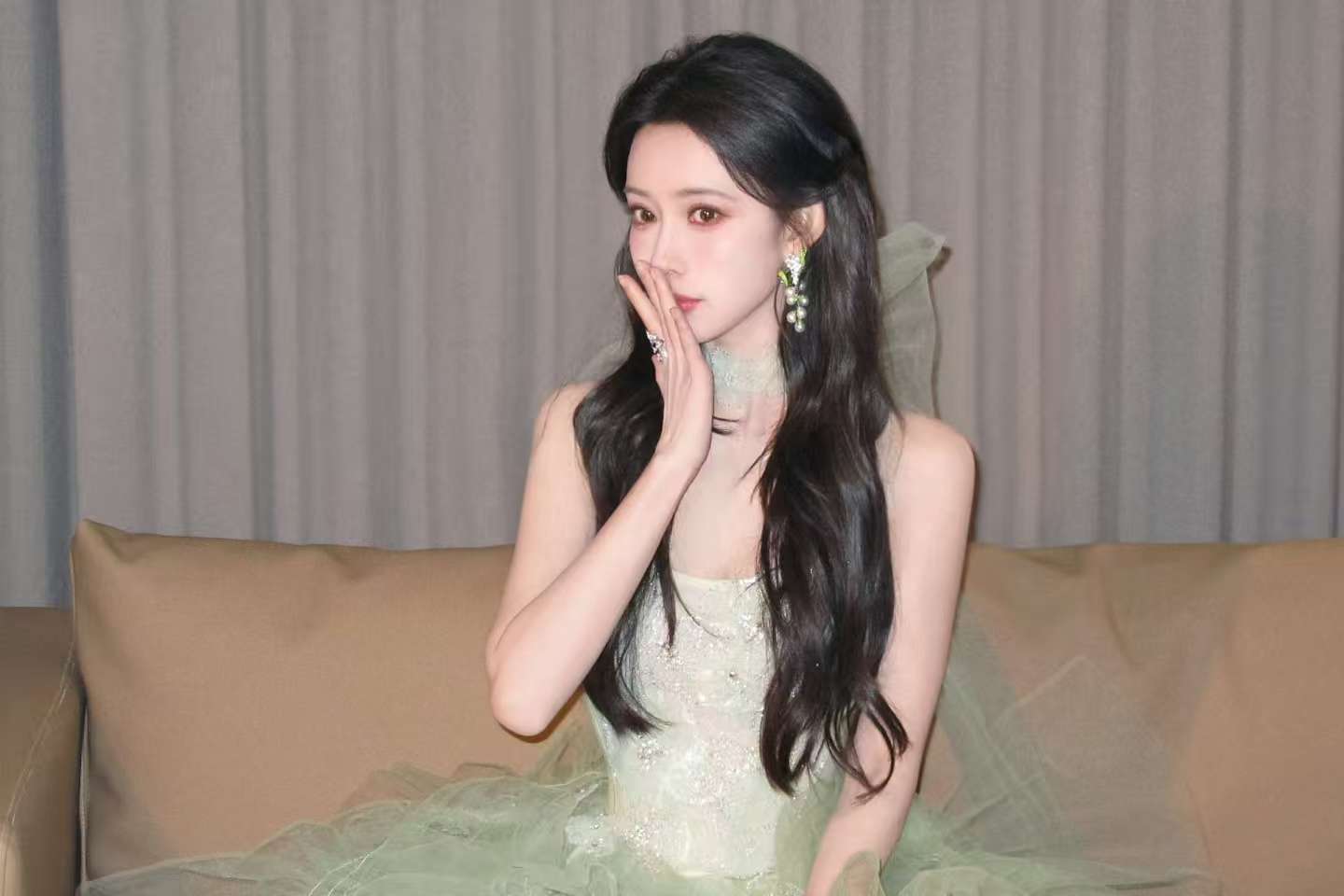 孟子义穿绿抹胸裙柔顺灵动 系大蝴蝶结可儿又仙气