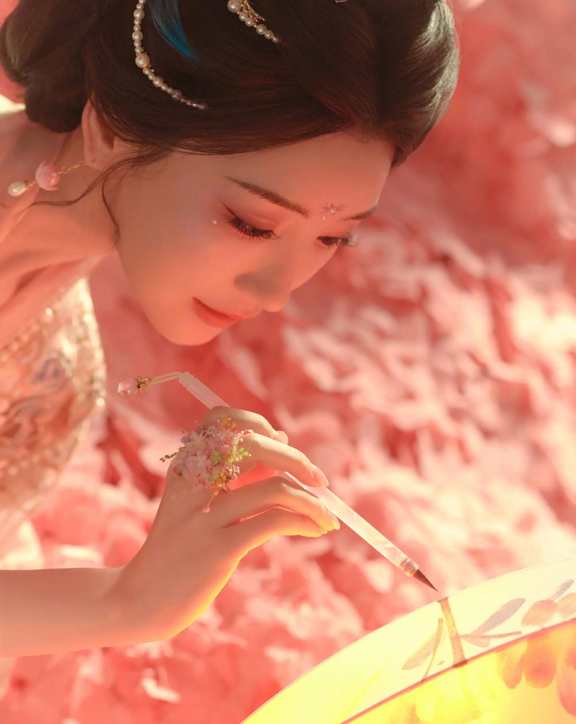 毛晓彤化身花圣人气灵动 提笔绘花灯温婉挽救