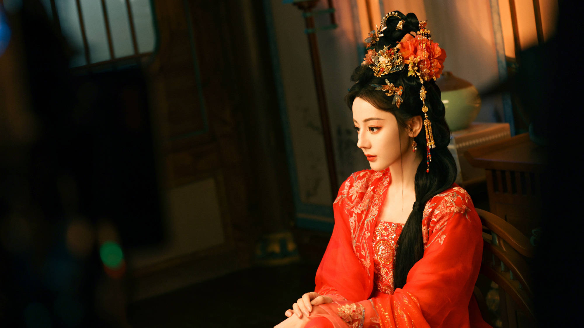 热巴戴小巧发饰边幅明艳 一言一动都是风华