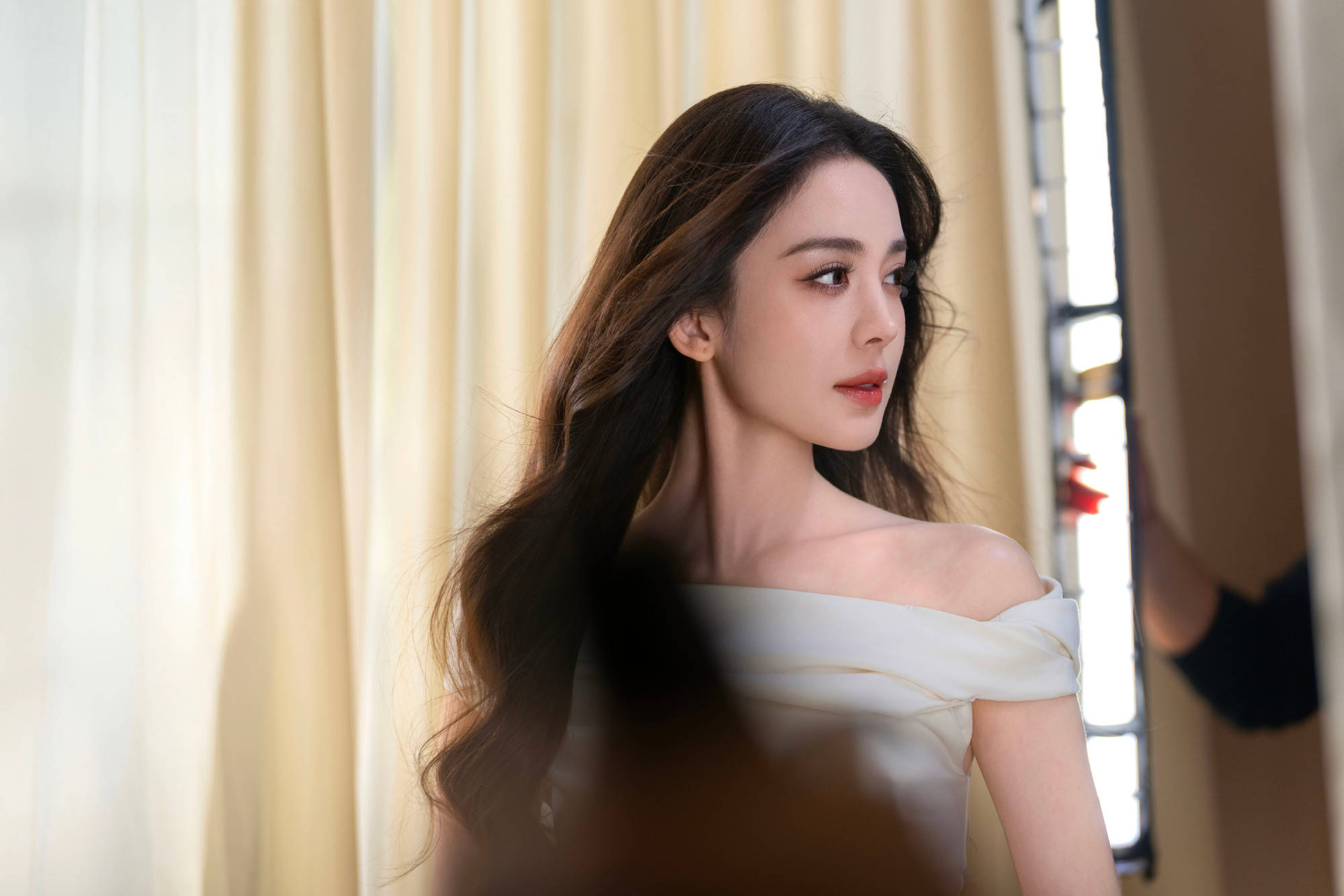 娜扎穿露肩白裙好意思神驾临 大波澜鬈发和缓明艳