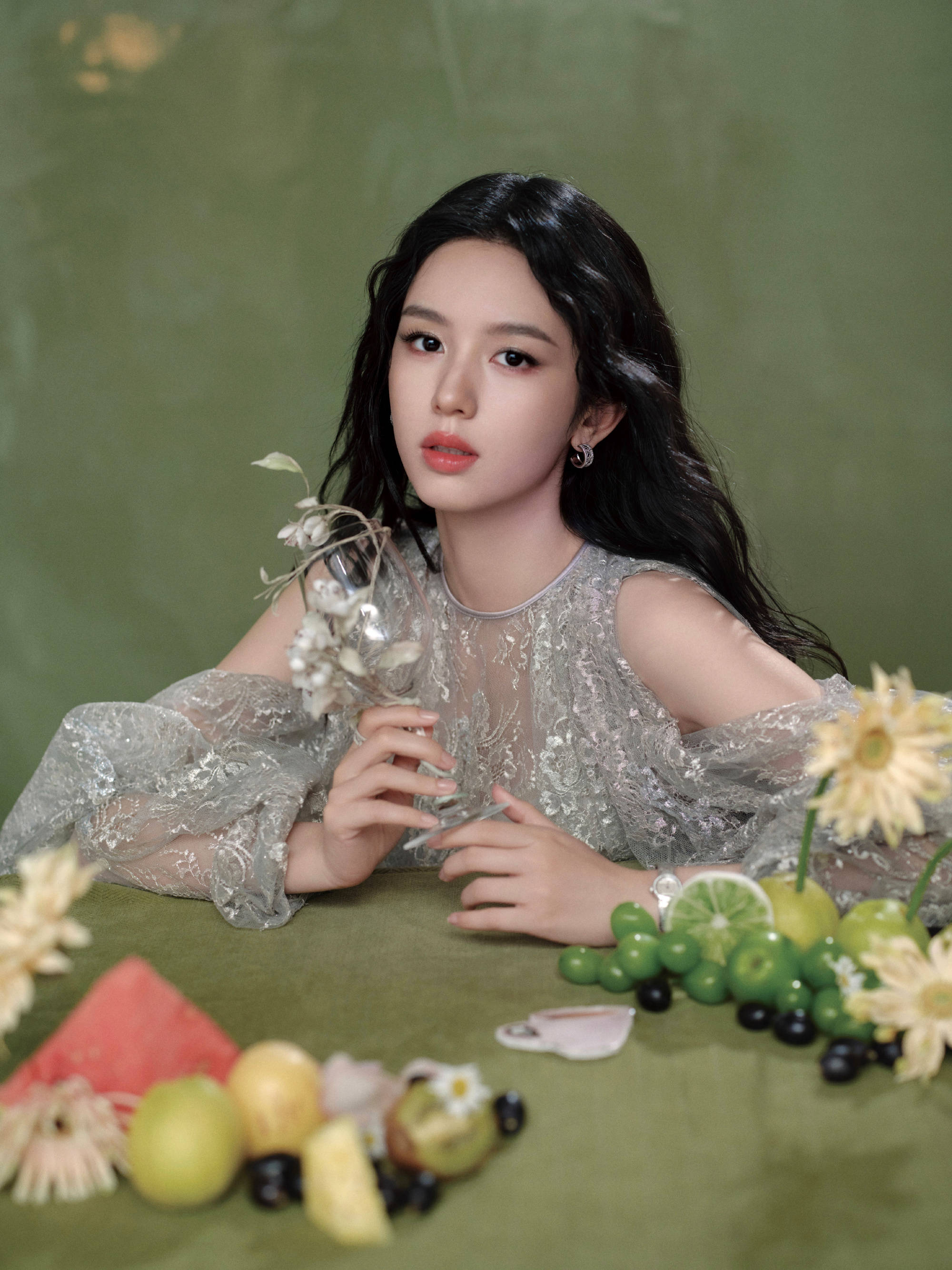 周也穿透视裙秀唯妙身姿 与鲜花绿植合影簇新怡东说念主