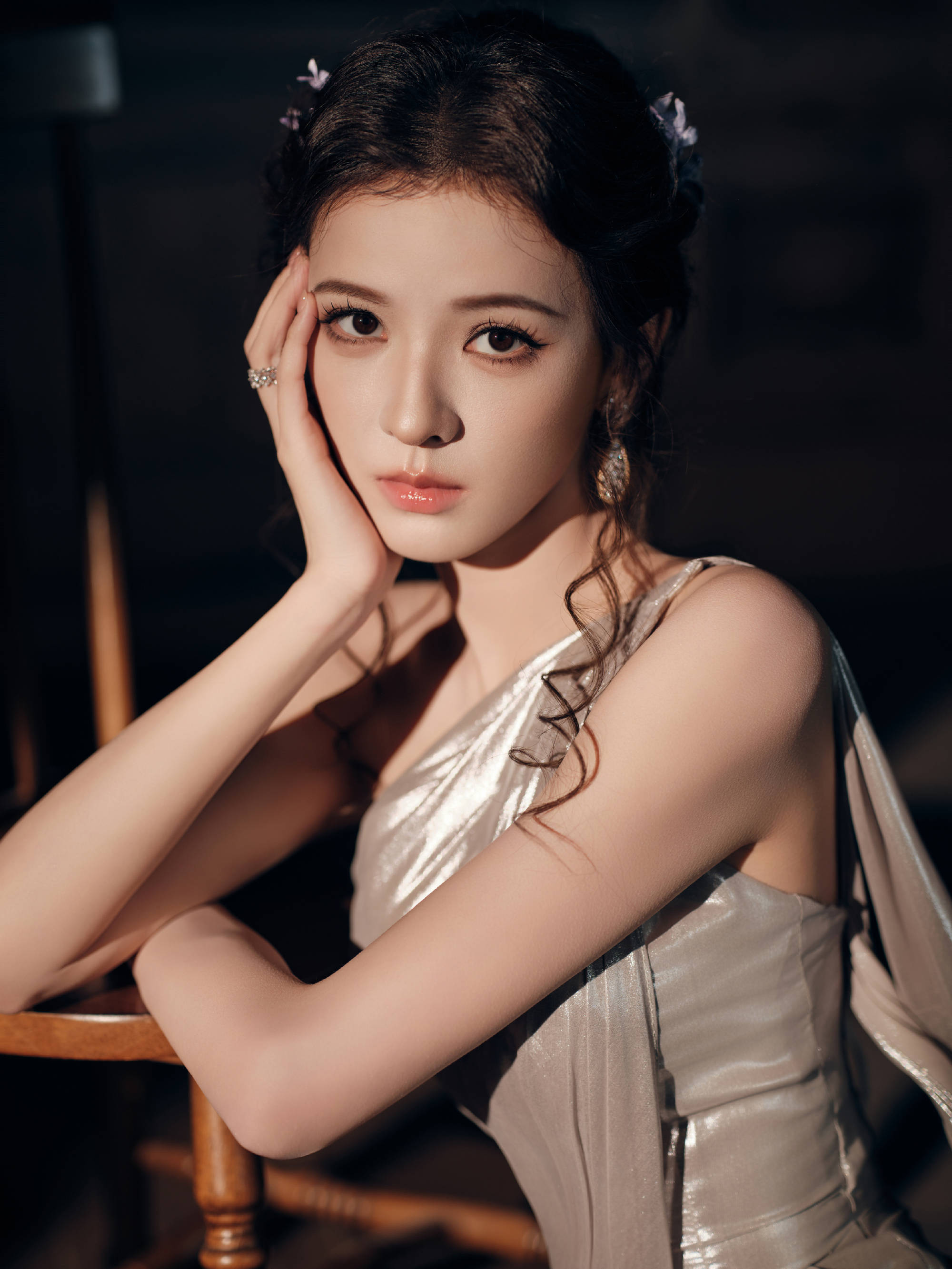 张予曦穿缎面长裙身材窈窱 显现皎皎好意思背又纯又欲