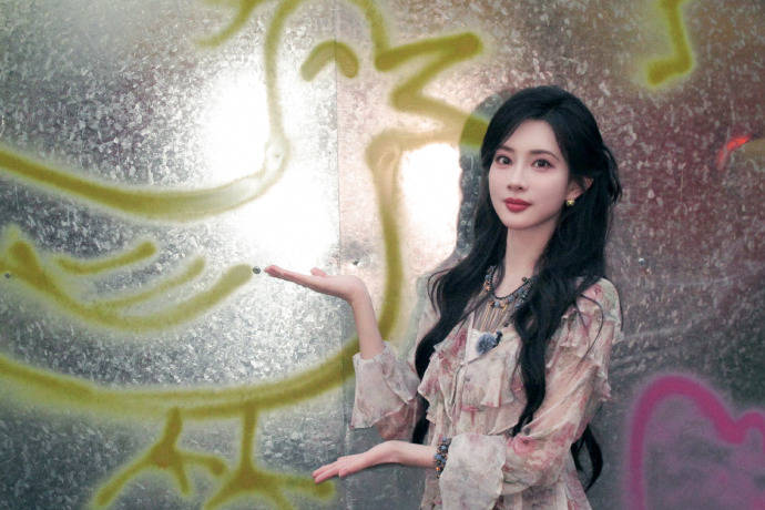 孟子义穿碎花衬衫配牛仔短裙 与墙绘合照甜好意思俏皮