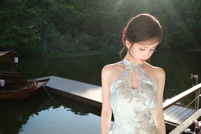 陈齐灵穿浅蓝色新录取旗袍 阴寒温婉尽显东方韵味