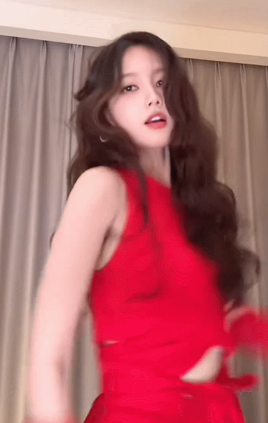 李一桐穿红色长裙舞蹈好养眼 舞姿动感酷飒又好意思又A